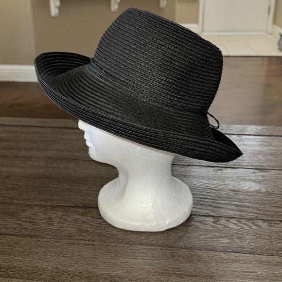Vince Camuto Black Paper Braid Kettle Hat - Picture 2 of 7